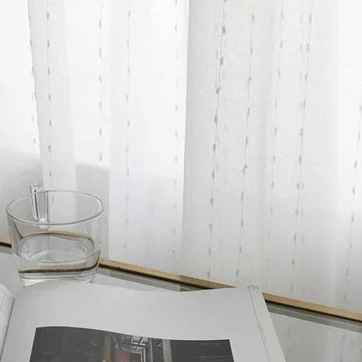 Záclona s jemným vyšívaným tečkovaným vzorem