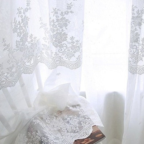 Bílá krajková záclona s květy