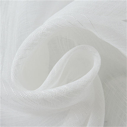 Bílá záclona s jemným kostkovaným vzorem