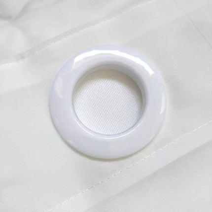 Jednoduchá bílá průsvitná záclona