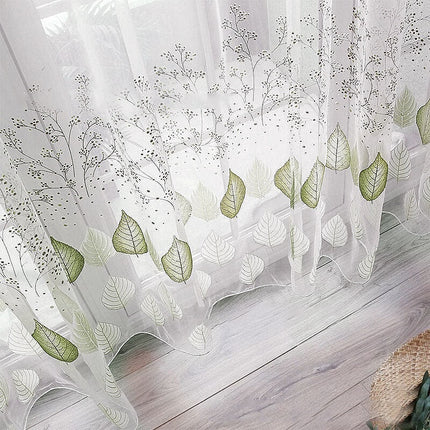 Zelená voálová záclona s motivem listů