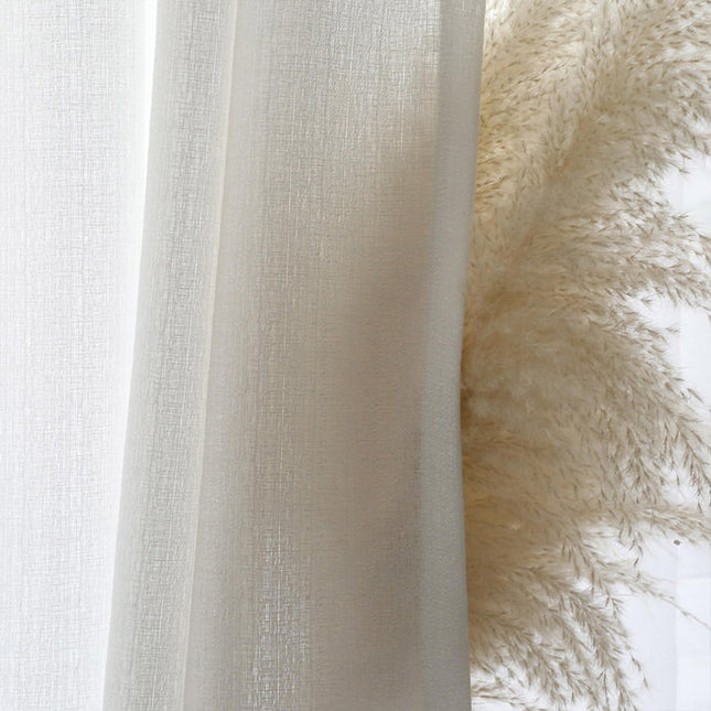 Elegantní bílá průsvitná záclona