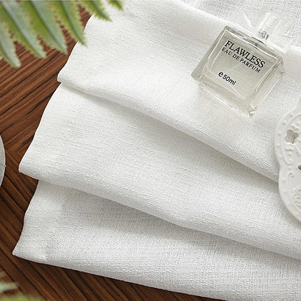 Elegantní bílá průsvitná záclona