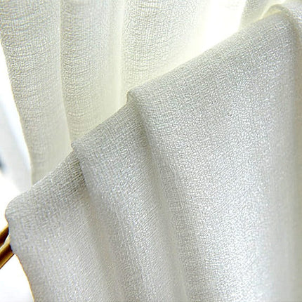 Elegantní bílá průsvitná záclona