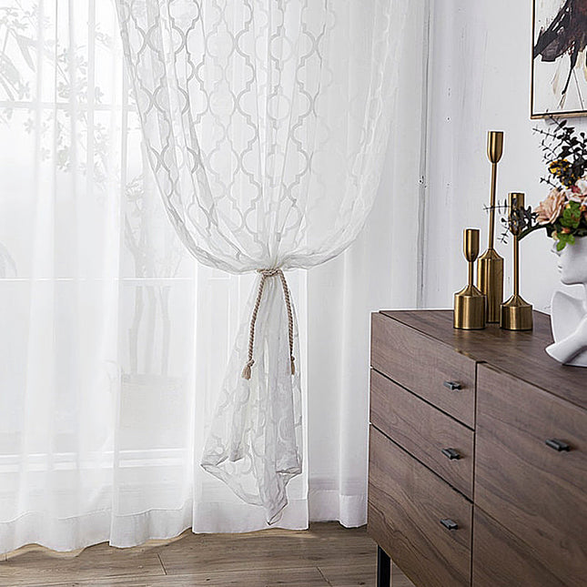 Bílá záclona s marockým vzorem