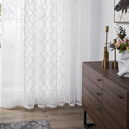 Bílá záclona s marockým vzorem