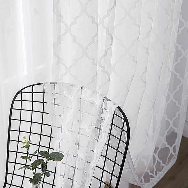 Bílá záclona s marockým vzorem