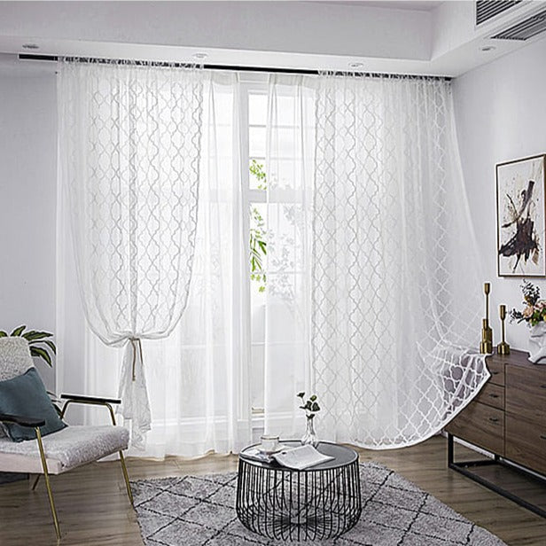 Bílá záclona s marockým vzorem