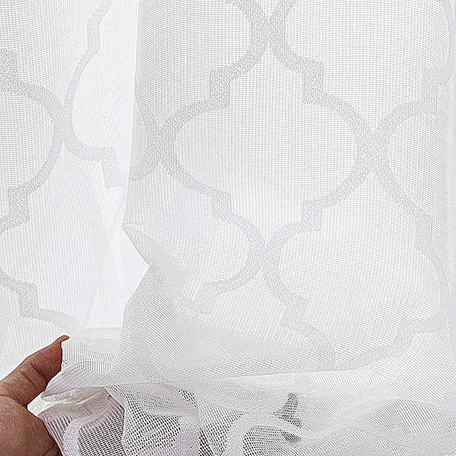 Bílá záclona s marockým vzorem