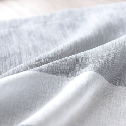 Vzdušná záclona s šedými pruhy