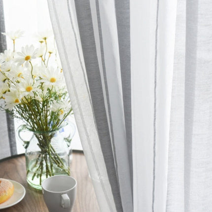 Vzdušná záclona s šedými pruhy