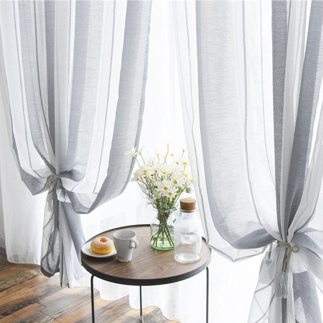 Vzdušná záclona s šedými pruhy