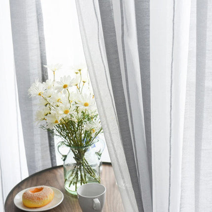 Vzdušná záclona s šedými pruhy