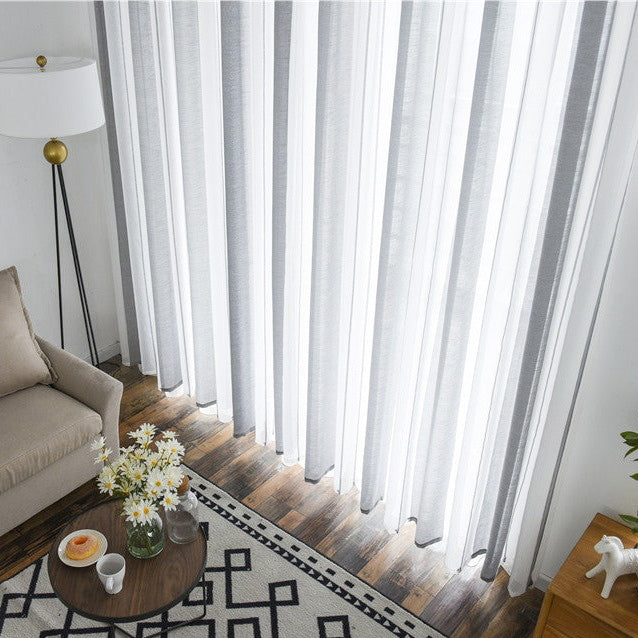 Vzdušná záclona s šedými pruhy