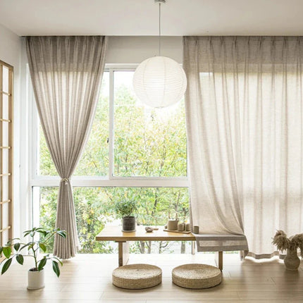 Béžová záclona s tmavým spodním lemem