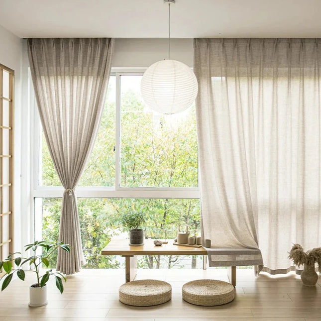 Béžová záclona s tmavým spodním lemem