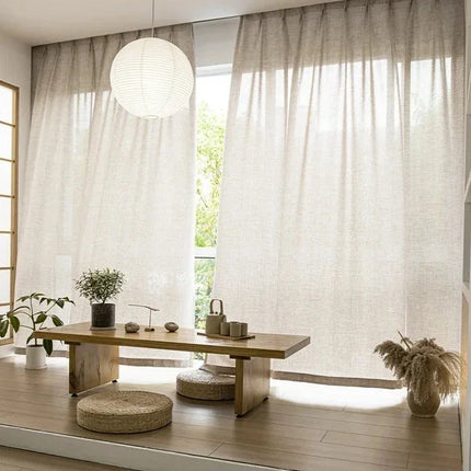 Béžová záclona s tmavým spodním lemem