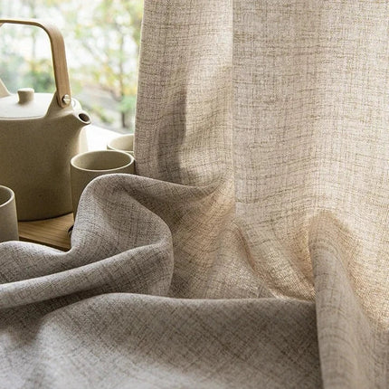 Béžová záclona s tmavým spodním lemem