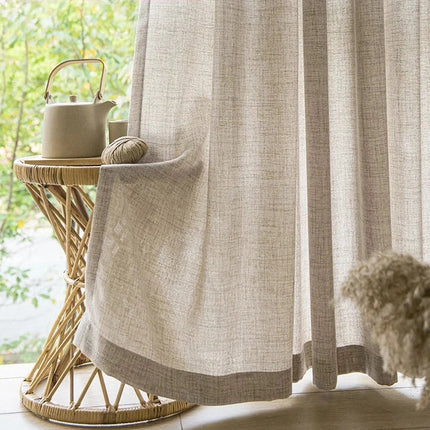 Béžová záclona s tmavým spodním lemem