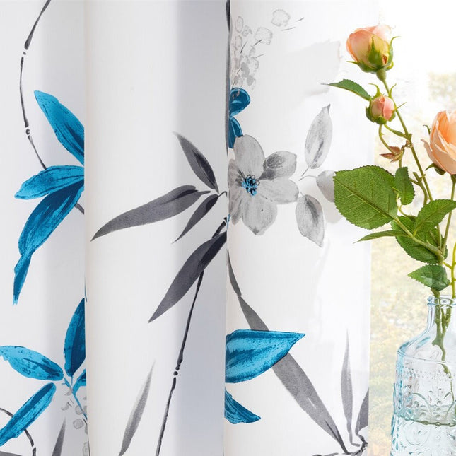 Dekorační závěs s modrým květinovým vzorem