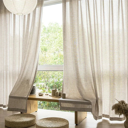 Béžová záclona s tmavým spodním lemem