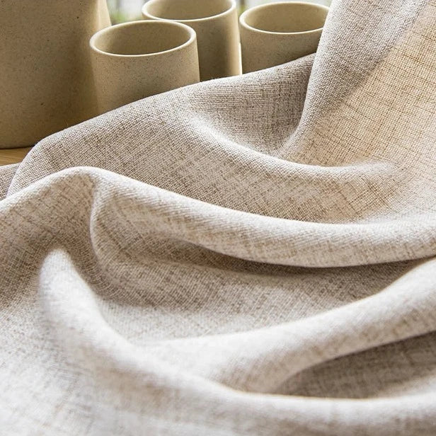 Béžová záclona s tmavým spodním lemem