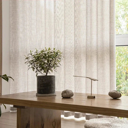 Béžová záclona s tmavým spodním lemem