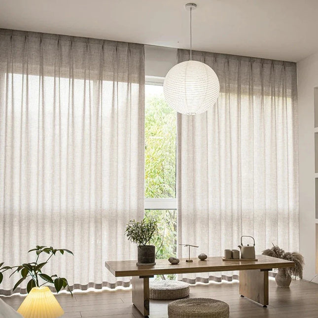 Béžová záclona s tmavým spodním lemem