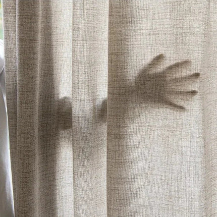 Béžová záclona s tmavým spodním lemem