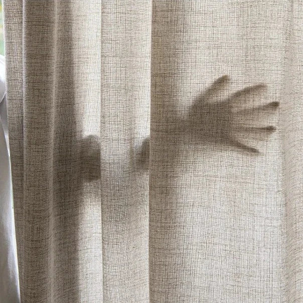 Béžová záclona s tmavým spodním lemem