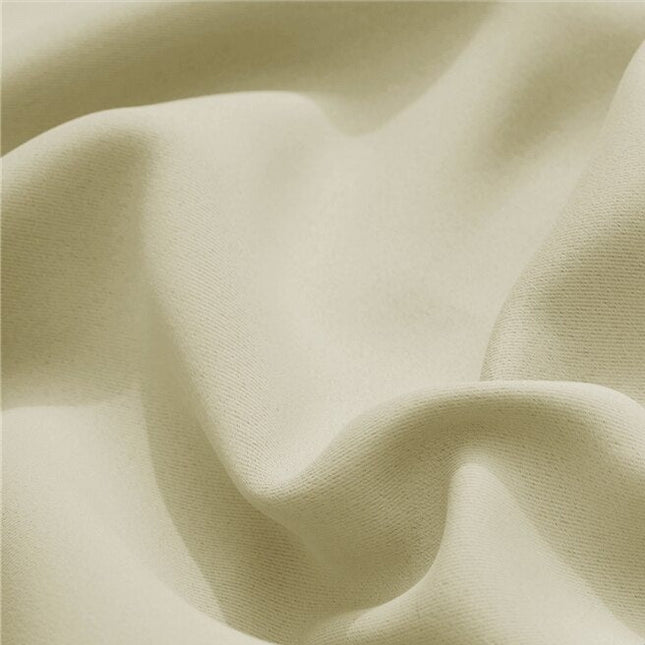 Světlý venkovní závěs na zakrytí terasy