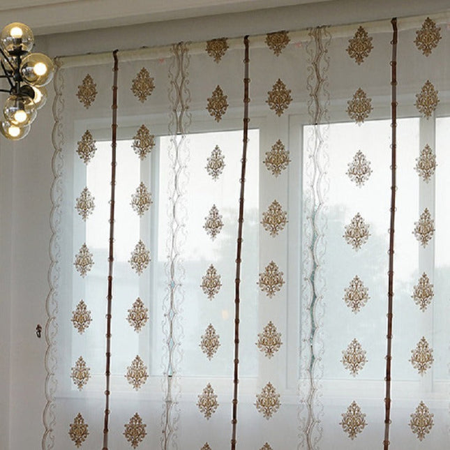 Vyšívaná římská voálová záclona