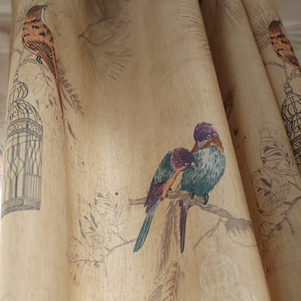 Fialový dekorační závěs s ptáčky