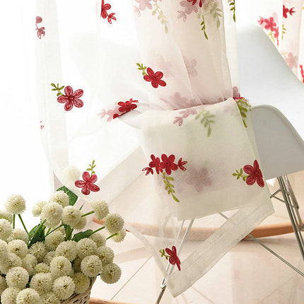 Bílá záclona s vyšívanými květy