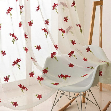 Bílá záclona s vyšívanými květy