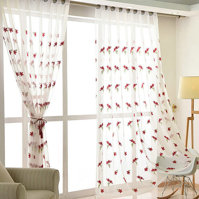 Bílá záclona s vyšívanými květy