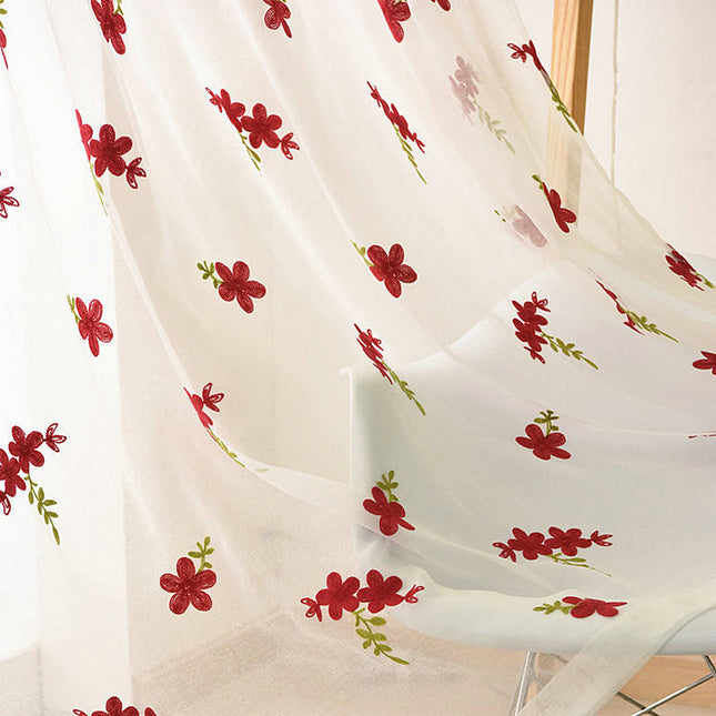 Bílá záclona s vyšívanými květy