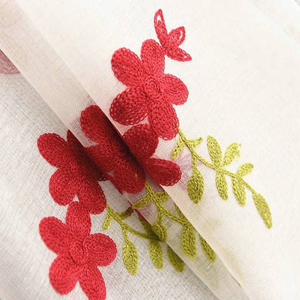 Bílá záclona s vyšívanými květy