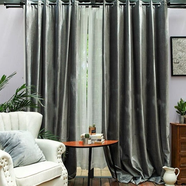 Šedý zatemňovací závěs se sametovým efektem