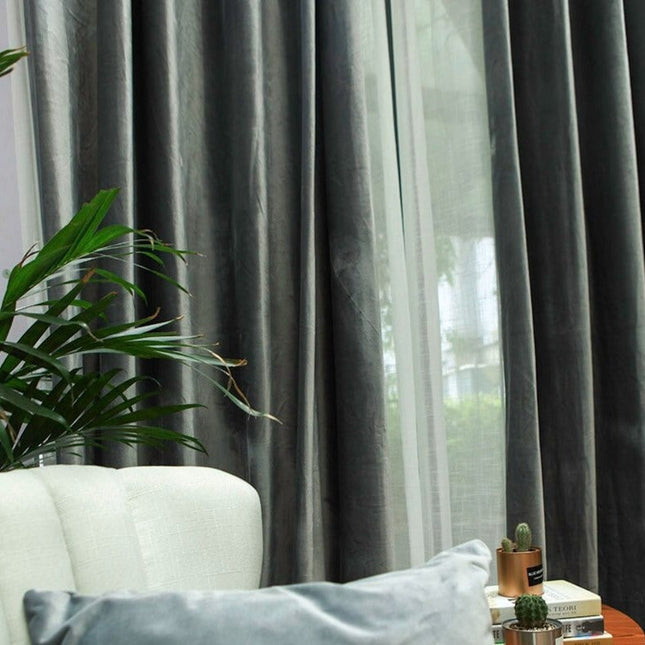 Šedý zatemňovací závěs se sametovým efektem