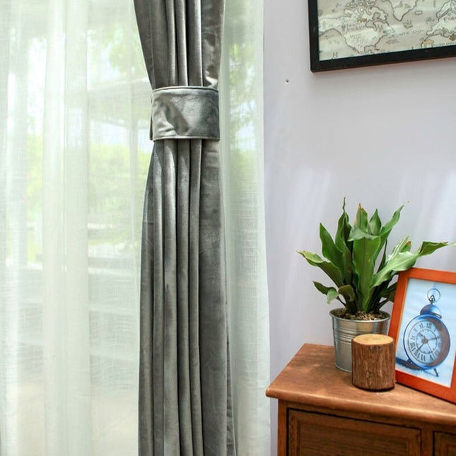 Šedý zatemňovací závěs se sametovým efektem