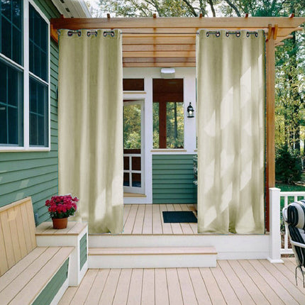 Světlý venkovní závěs na zakrytí terasy