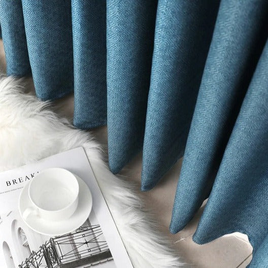 Modrý skandinávský závěs do ložnice