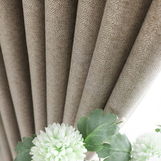 Tmavě béžový elegantní závěs do obýváku