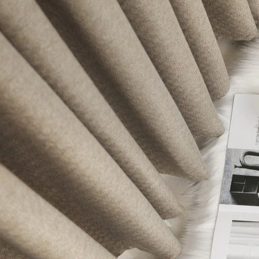 Tmavě béžový elegantní závěs do obýváku