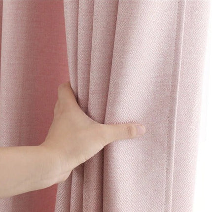 Růžový dekorační závěs s texturou