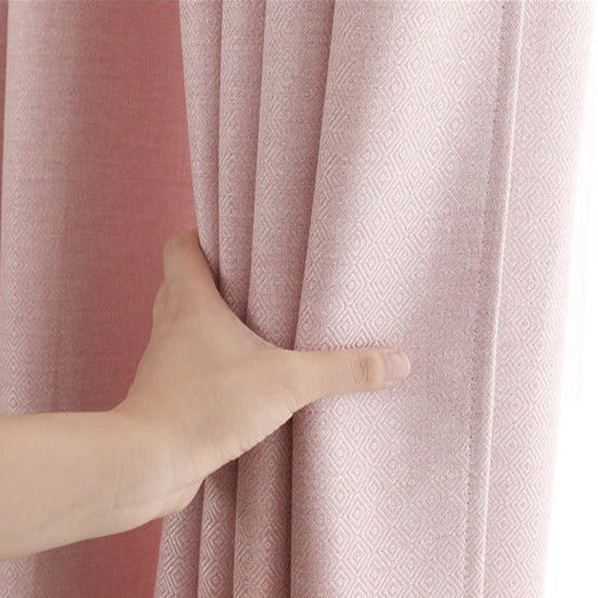 Růžový dekorační závěs s texturou