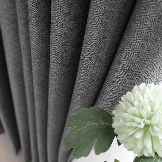 Šedý zatemňovací závěs s texturou