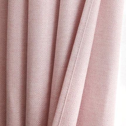 Růžový dekorační závěs s texturou