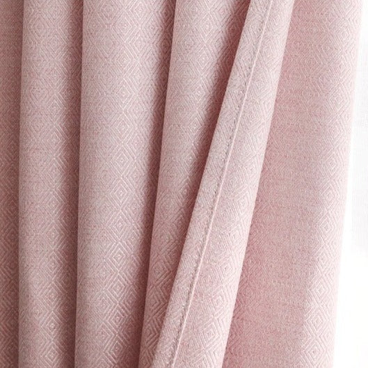 Růžový dekorační závěs s texturou